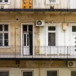 Bee-Happy Apartment Downtown