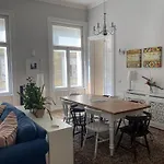 Urban Haven - 3 Beds, 3 Baths, Free Parking, Near Central Market