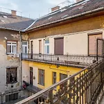 A Cozy Stay For City Wanderers
