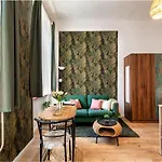 Green Palm Apartment Near By Heroes Square With Free Parking