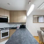 Beautiful Three Bedrooms Apartment With Free Parking Close To The Danube Coast