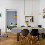 Bright & Grand With 4 Bedrooms By New York Cafe