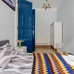 Bright & Grand With 4 Bedrooms By New York Cafe