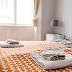 Bright & Grand With 4 Bedrooms By New York Cafe
