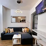Luxe Studio With City Center Vibe