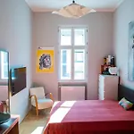 Stylishly Decorated Apartment In Great Location