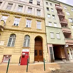 Free Parking, Airconditioning, 2 Bdr, Super Location