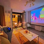 A101 - Liberty Bridge Projection Home With Free Parking