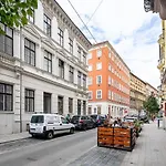 Charming Cozy Downtown Heaven For 2