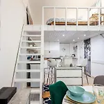 Charming Cozy Downtown Heaven For 2