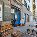 Charming Cozy Downtown Heaven For 2