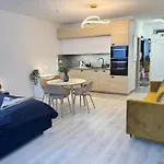 Budapest Spirit - Azure Sky With Free Parking