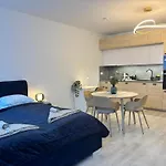Budapest Spirit - Azure Sky With Free Parking