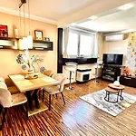 Apartment On Gellert Hill Downtown With Free Garage & Castle View