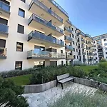 Quiet Flat Near Downtown, With Free Garage