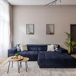 Luxe & Charm Central Grand Suite With 3Bedrm, 3Bathrm