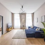 Luxe & Charm Central Grand Suite With 3Bedrm, 3Bathrm