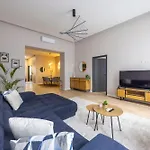 Luxe & Charm Central Grand Suite With 3Bedrm, 3Bathrm