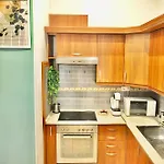 Top Central Rhapsody Residence - 4 Rooms - Steps From Major Attractions