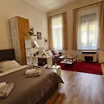 Center Royalty Apartment