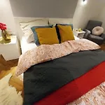 King Bed & Cozy Lighting, Free Wifi In Budapest