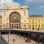 Heart Of Budapest I Wheels & Welcome