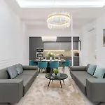 High-End Grand Elizabeth Residence Next To The New York Cafe