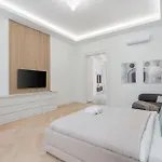 High-End Grand Elizabeth Residence Next To The New York Cafe