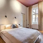 Stylish 2Br Apartment In Historic Palace District