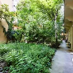 Art Lovers Loft-Garden View 3Br 2Ba Central Gem