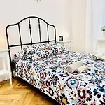 V1 Central Riverfront Apartment 2 Bdrm