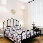 V1 Central Riverfront Apartment 2 Bdrm