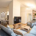 Luxury Retreat With Hot Tub In Prime Location