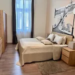 Goldcentral Apartments - Stylish Apartments - Wine Tasting Access