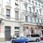 Hunyadi Ter Apartments