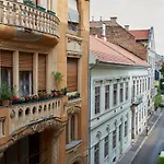 King Street Design Apartment For 12