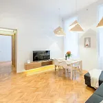 Oasis Apartments At Paulay Ede Street