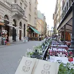 Diana Apartment On Vaci Utca
