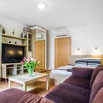 Lovely Corvin Apartment