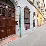 Central Studio Flats With Great Location