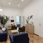 Spacious Evergreen Apartment In The Heart Of Budapest