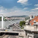 Riverside Flat With King Castle View