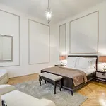 Fashion Street Luxury Apartment