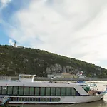 Pelicanstay At Riverside Danube