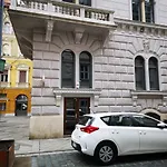 Yellow-Stone Budapest Hostel