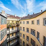 Dohany 1 2 Bedroom Apartment At Great Synagogue