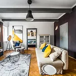 Dohany 1 2 Bedroom Apartment At Great Synagogue