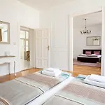 Chic & Charm Apartment