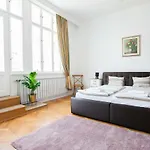 Chic & Charm Apartment