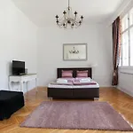 Chic & Charm Apartment